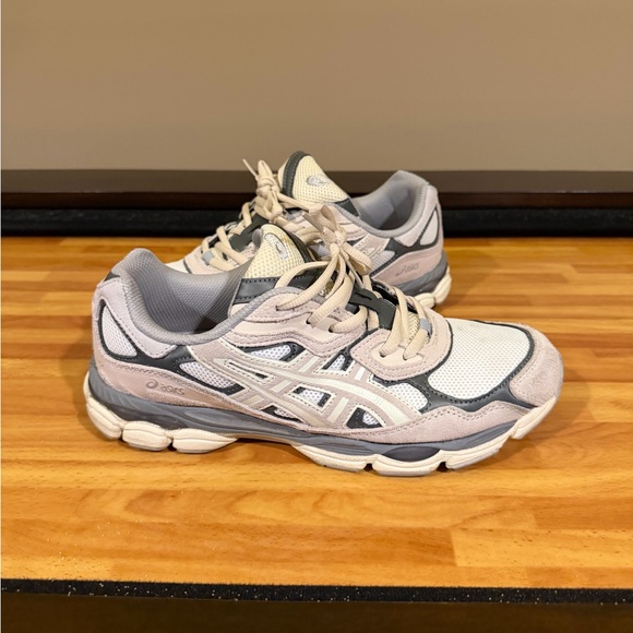 ASICS - Picture 2 of 3